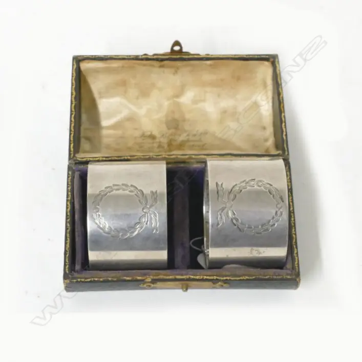 A boxed pair of heavy silver napkin rings Image 1++