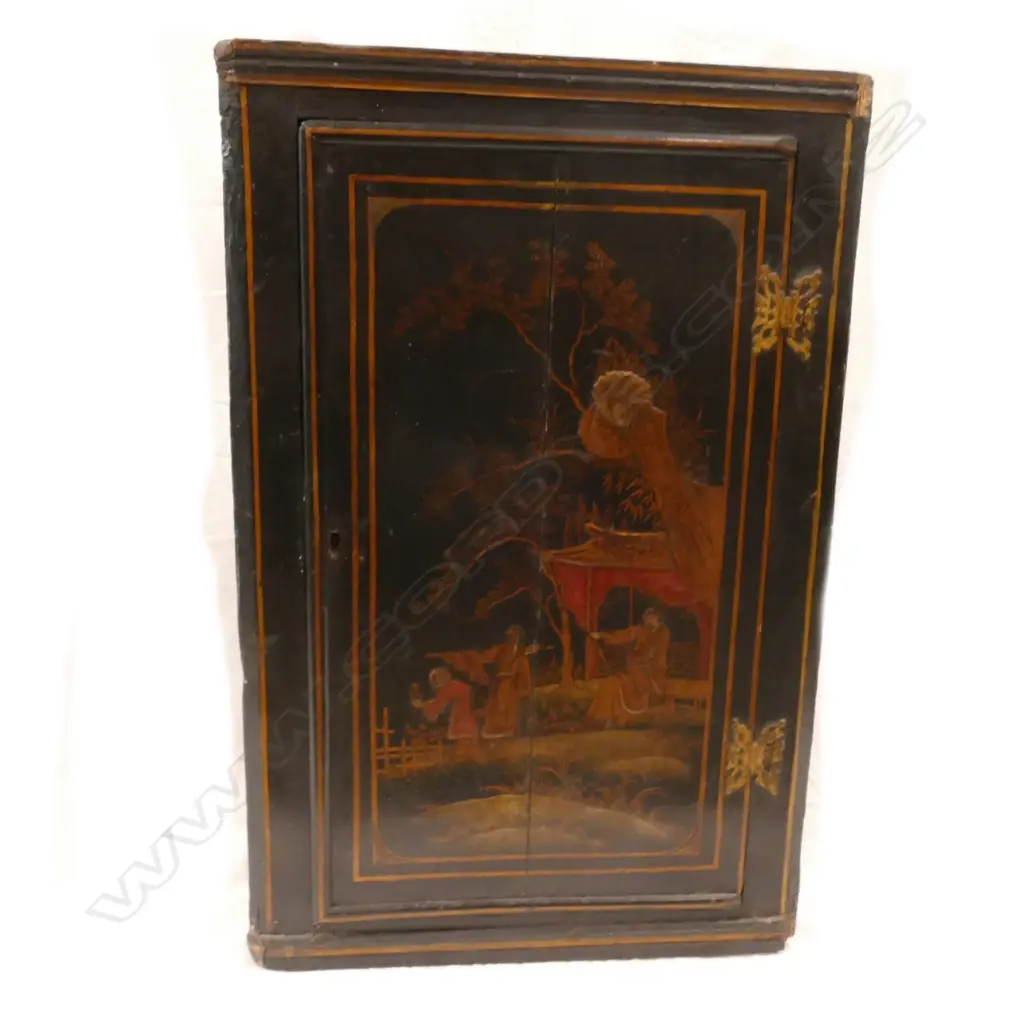 An early Georgian chinoiserie hanging corner cabinet Image 1++