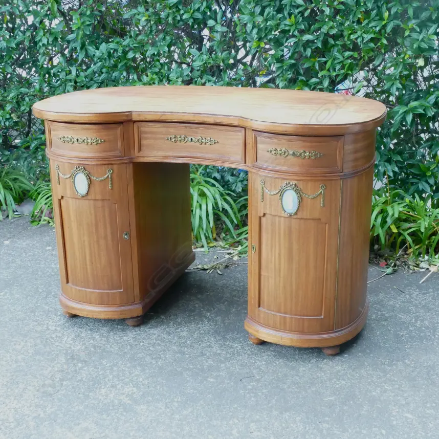 MAHOGANY KIDNEY SHAPED DESK Image 1++