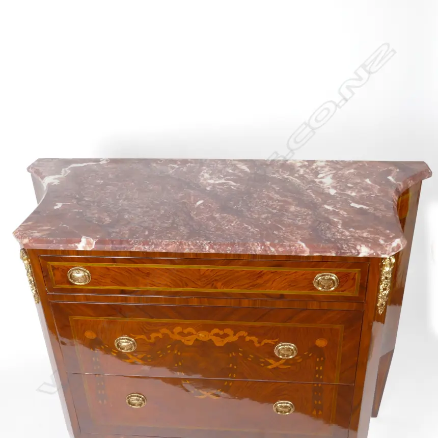 A modern kingwood commode of French style Image 1++