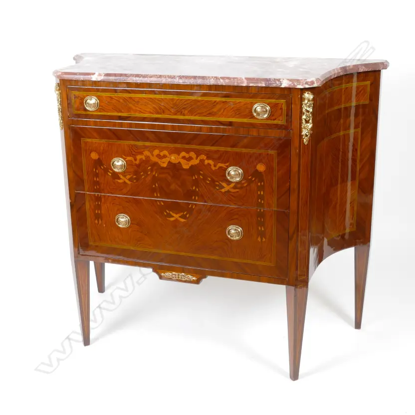 A modern kingwood commode of French style Image 1++
