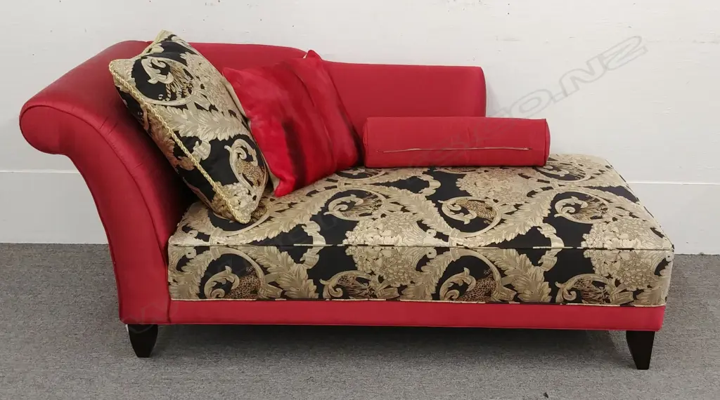 A contemporary chaise longue Image 1++