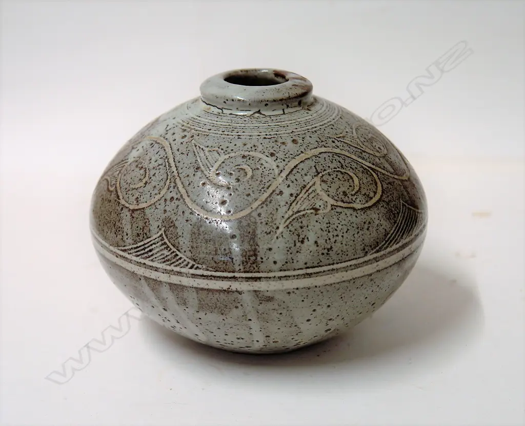 David Leach squat ovoid pottery vase Image 1++
