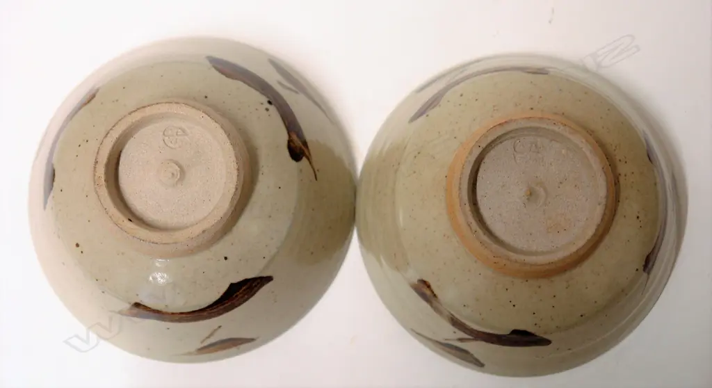 A pair of Leach Standard ware bowls Image 1++