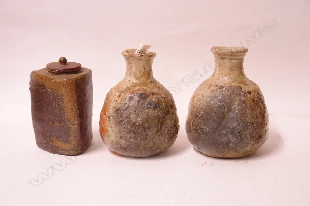 Three Japanese pottery pieces Image 1++