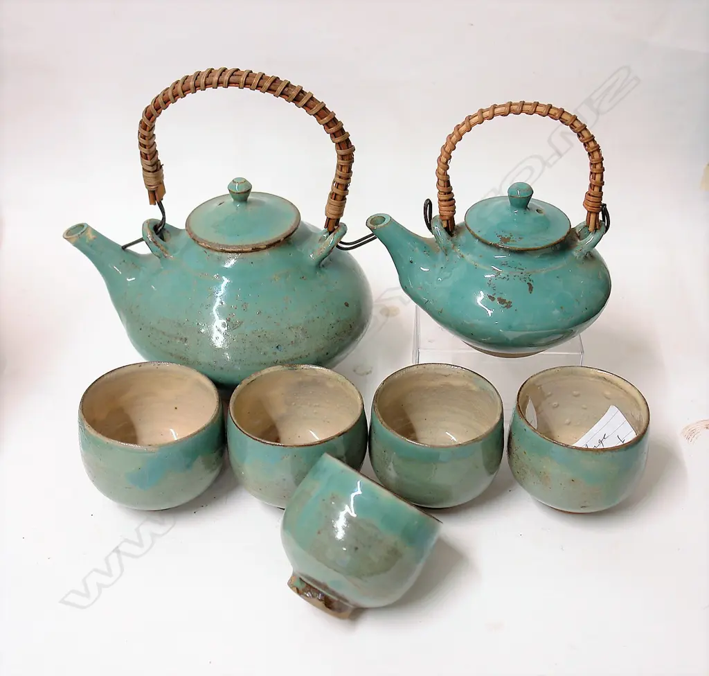 A Japanese 'Onda Village tea/sake set' Image 1++