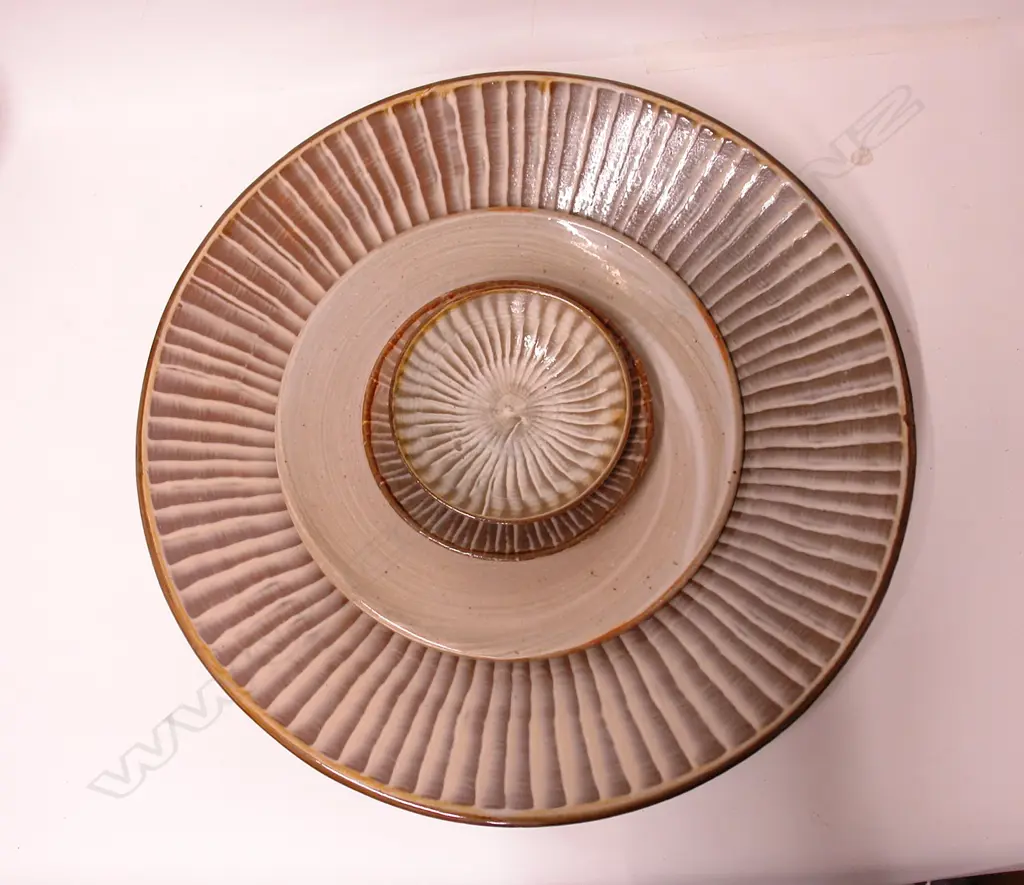 Four Japanese graduating Onda Village circular pottery dishes Image 1++