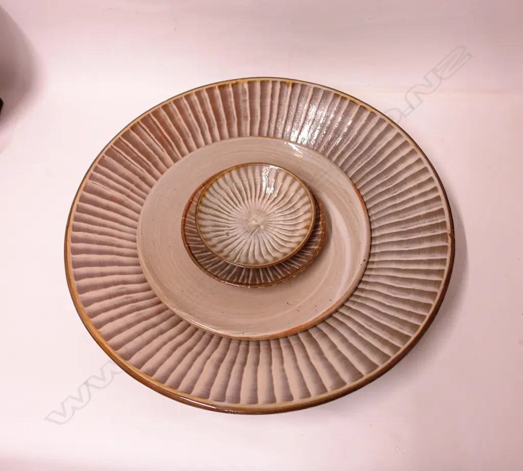 Four Japanese graduating Onda Village circular pottery dishes Image 1++