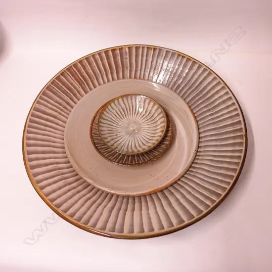 Four Japanese graduating Onda Village circular pottery dishes