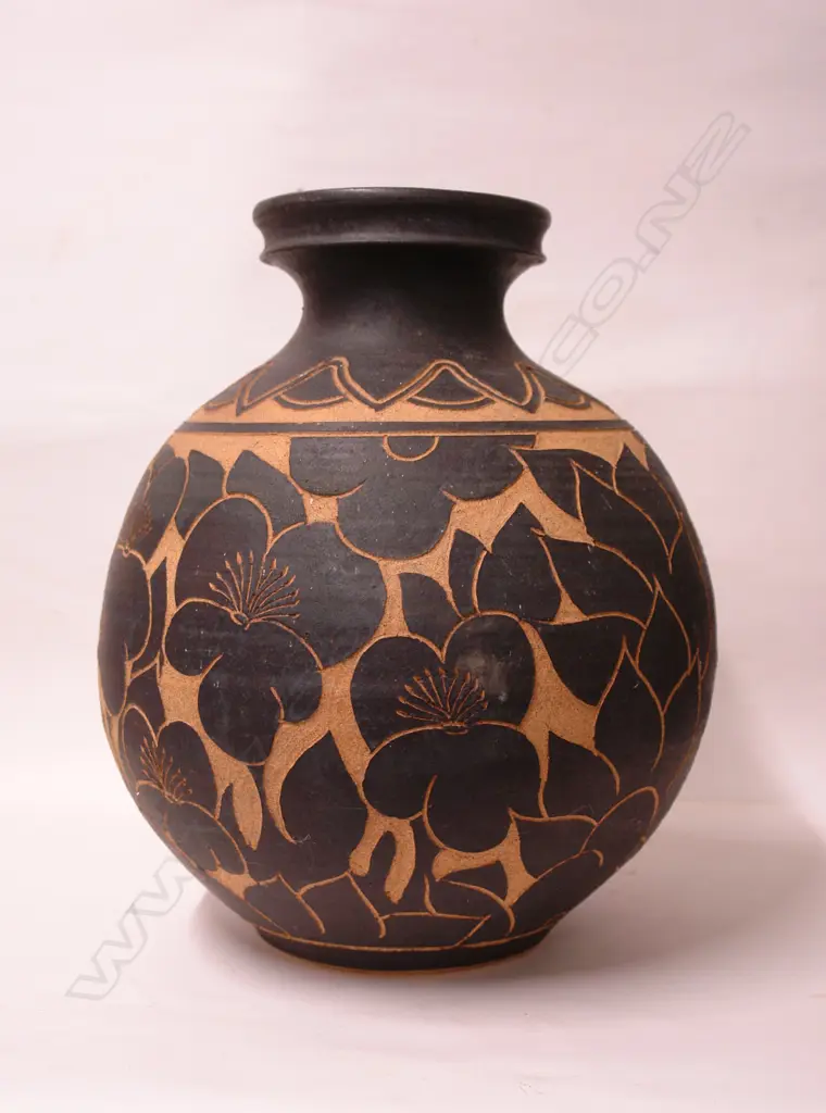 Graeme Storm large spherical vase Image 1++