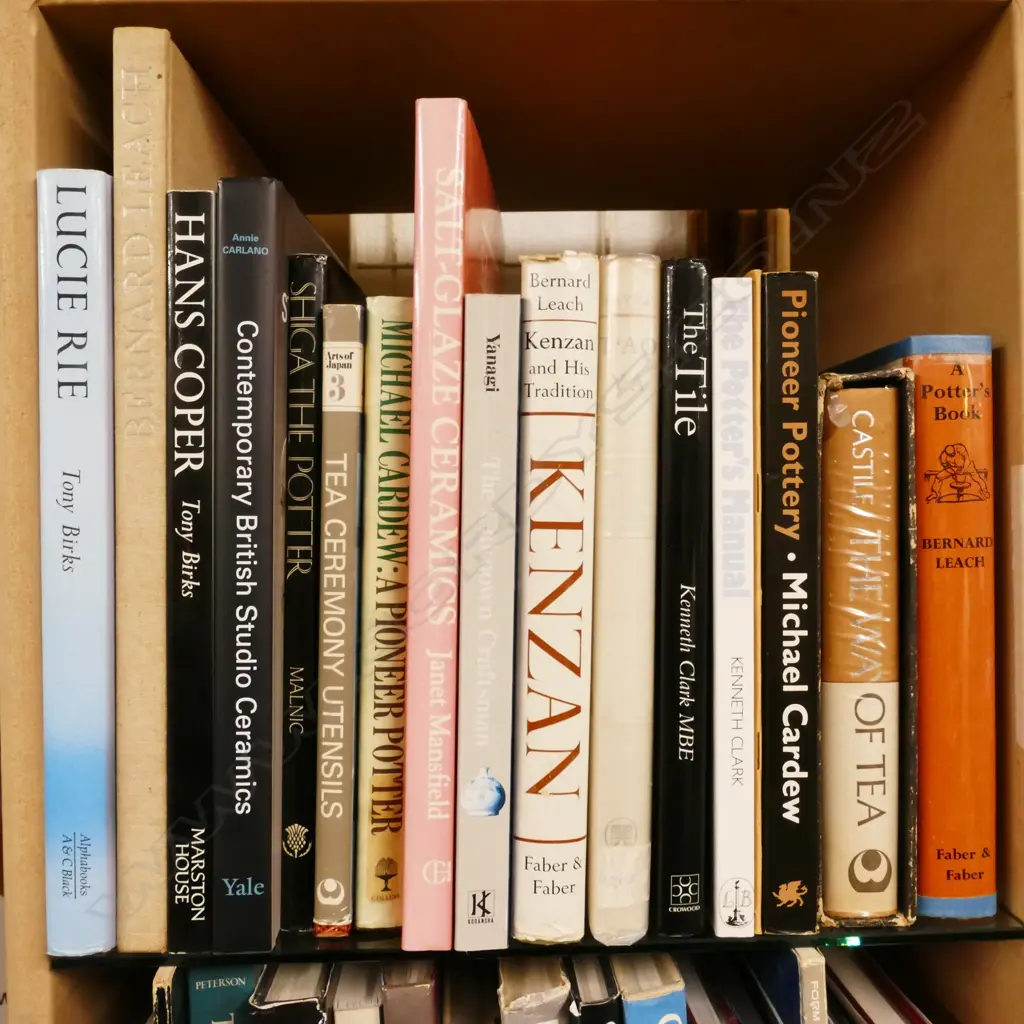 SELECTION OF ENGLISH POTTERY BOOKS Image 1++