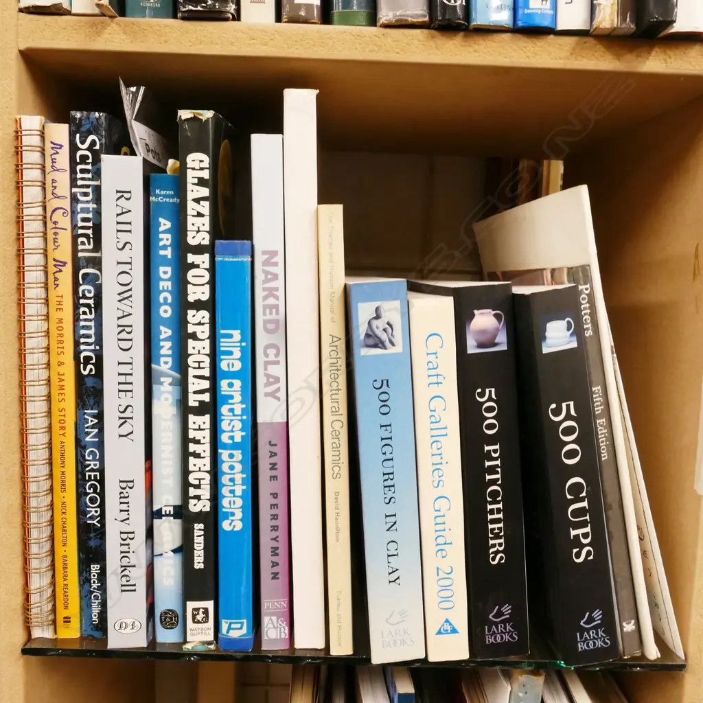 SELECTION OF MISCELLANEOUS POTTERY BOOKS Image 1++