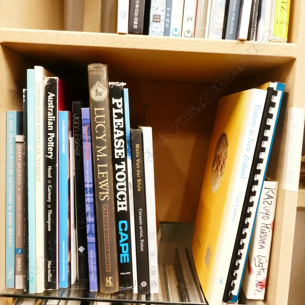 SELECTION OF NZ/AUSTRALIAN POTTERY BOOKS Image 1++