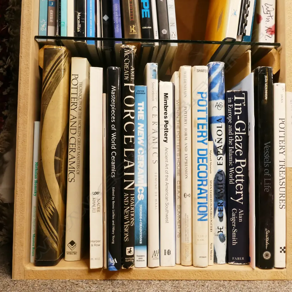 SELECTION OF MISCELLANEOUS POTTERY BOOKS Image 1++