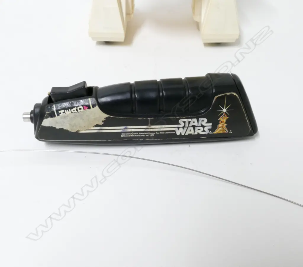 A 1972 radio-controlled Kenner Star Wars R2D2 model Image 1++