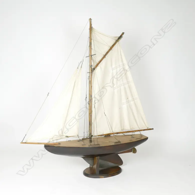 A good 19thC English pond yacht Image 1++