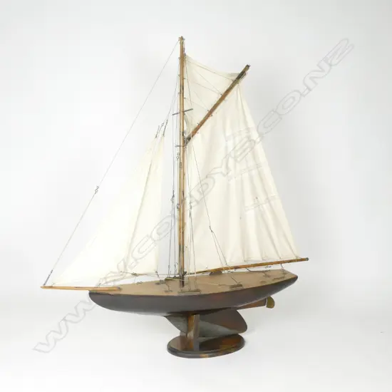 A good 19thC English pond yacht