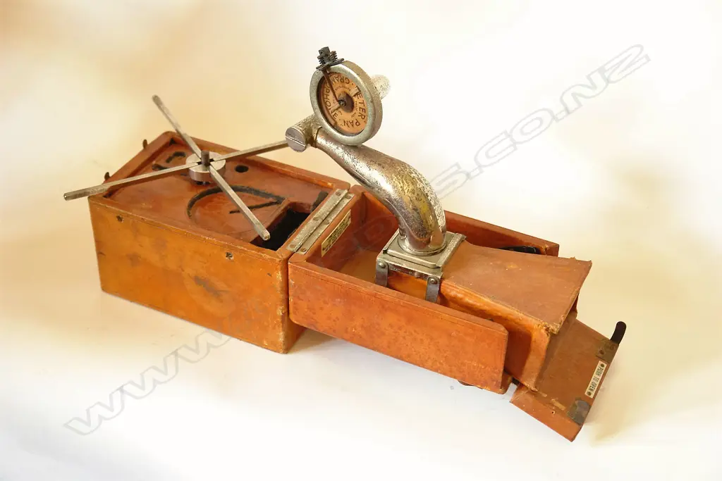 A 1920's RCA Victor 'Peter Pan' small portable gramophone Image 1++
