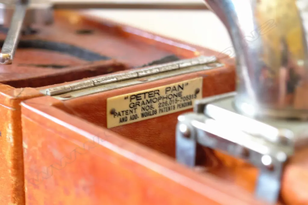 A 1920's RCA Victor 'Peter Pan' small portable gramophone Image 1++