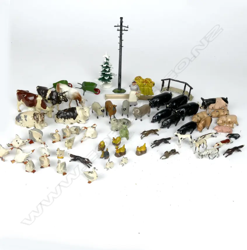 A selection of assorted vintage cast metal farm animals Image 1++