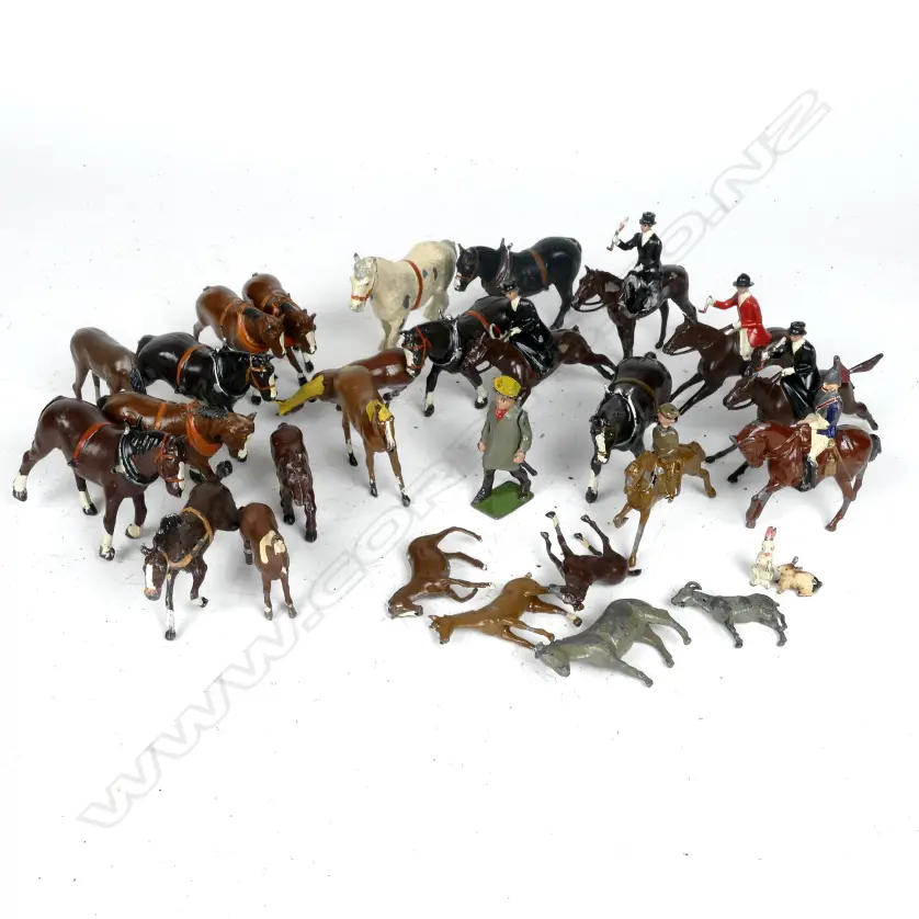 A selection of assorted vintage cast metal animals Image 1++