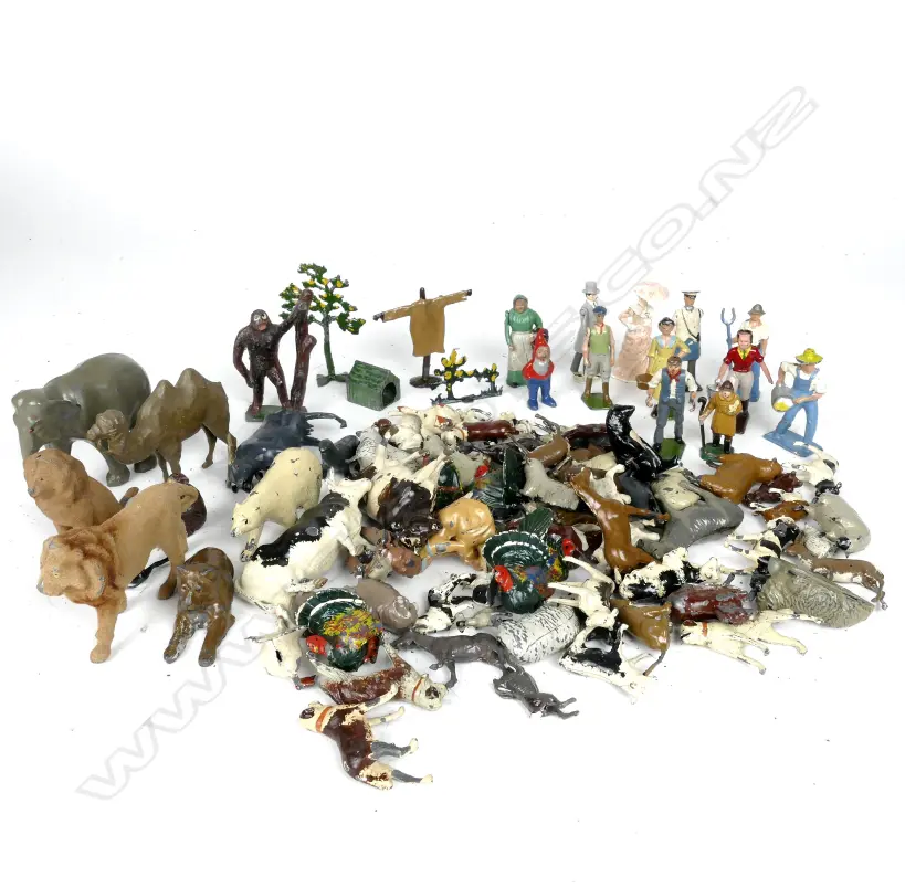 A selection of vintage cast metal animals Image 1++
