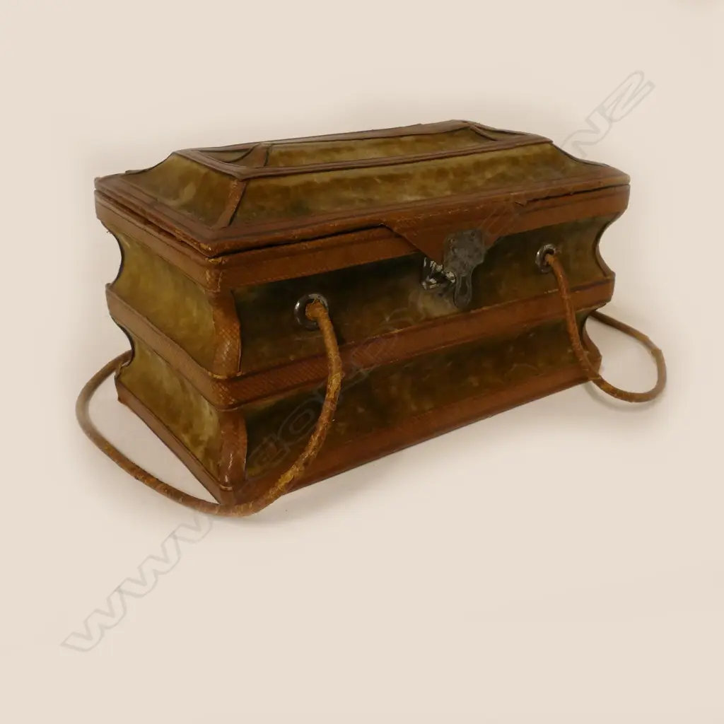 A small Victorian leather and velvet sewing case Image 1++