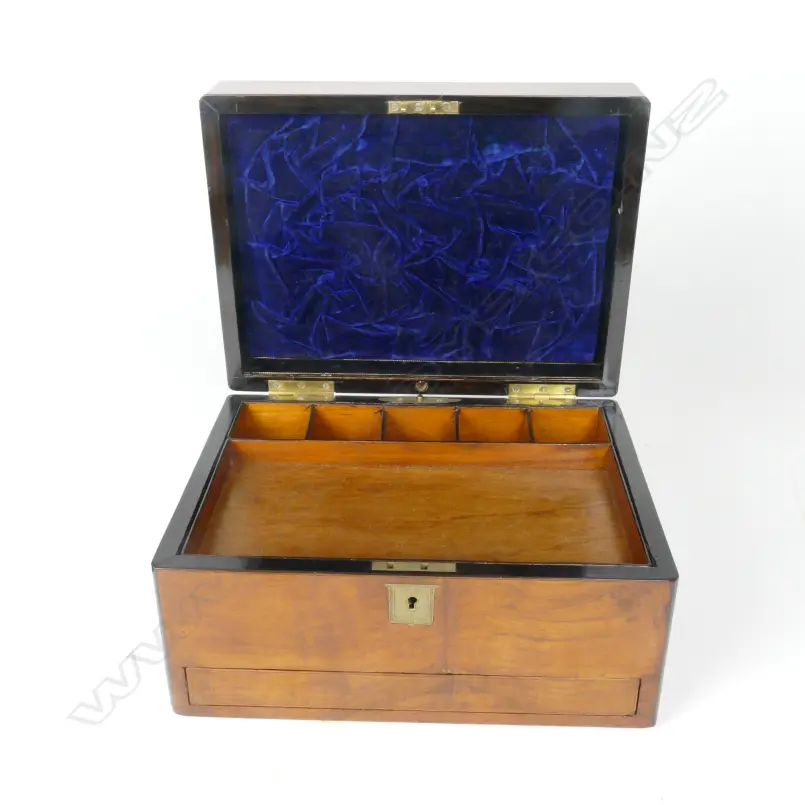 A Victorian walnut jewellery box Image 1++