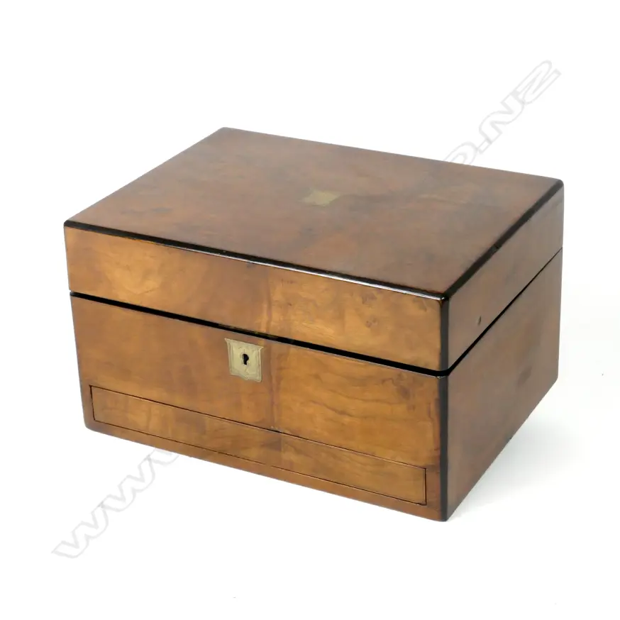 A Victorian walnut jewellery box Image 1++