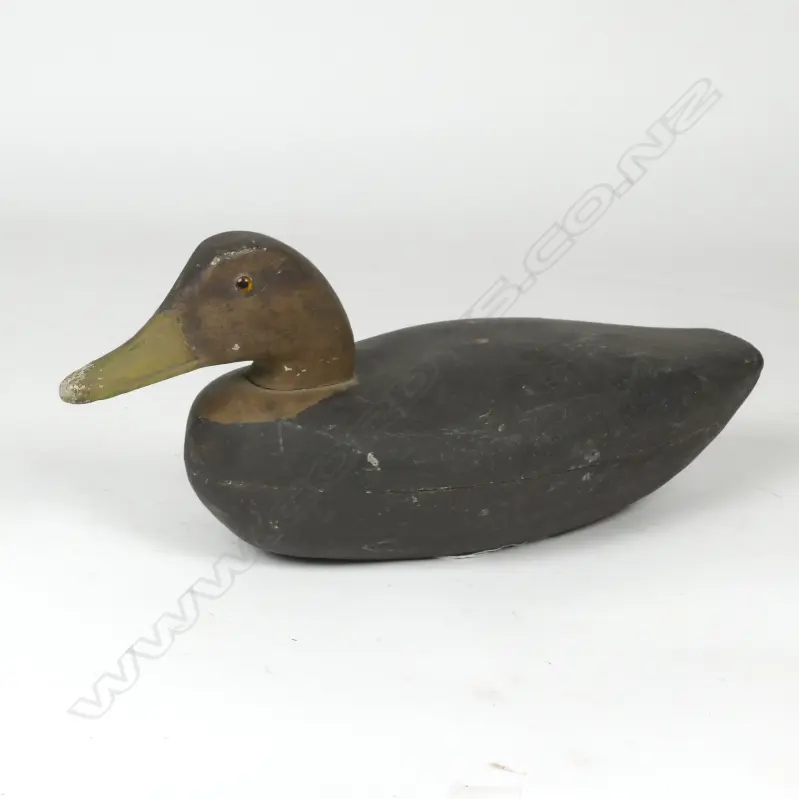 A vintage wide bodied carved wooden decoy duck Image 1++