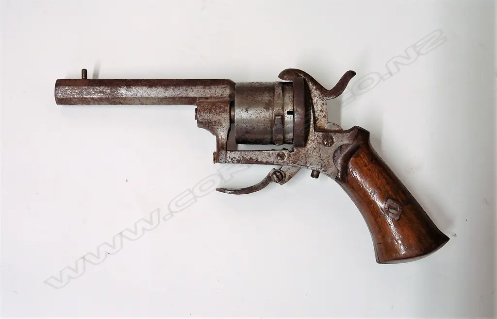 A vintage .32cal. six-shot revolver Image 1++