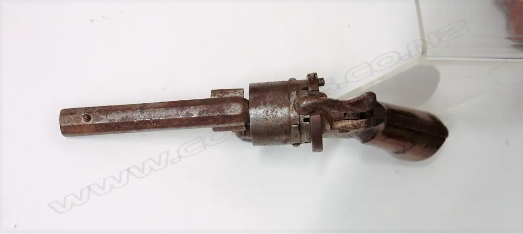 A vintage .32cal. six-shot revolver Image 1++