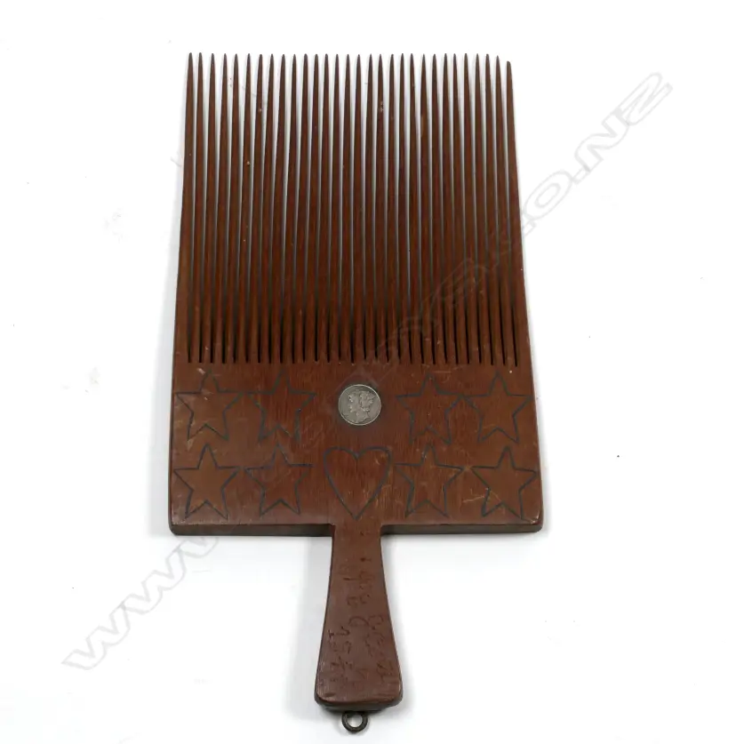 A Samoan large hair comb Image 1++