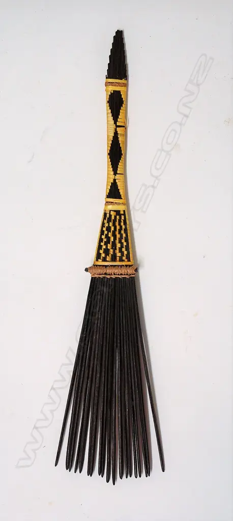 A fine Malaita (Solomon Islands) man's woven comb (FAA) Image 1++