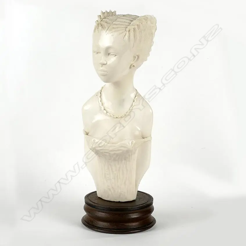 An ivory carved figure Image 1++