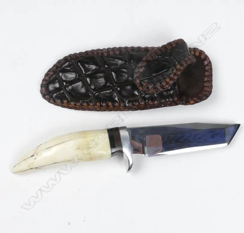 A small hunting knife Image 1++