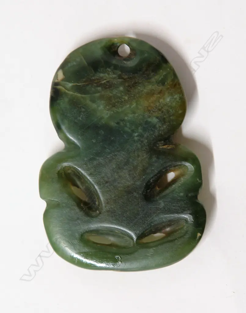 A 19th/20thC Maori greenstone hei tiki Image 1++