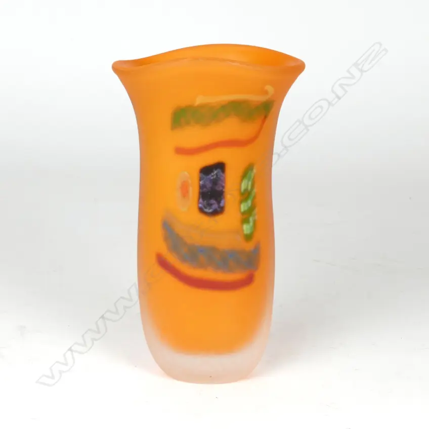 A Peter Viesnik glass vase Image 1++