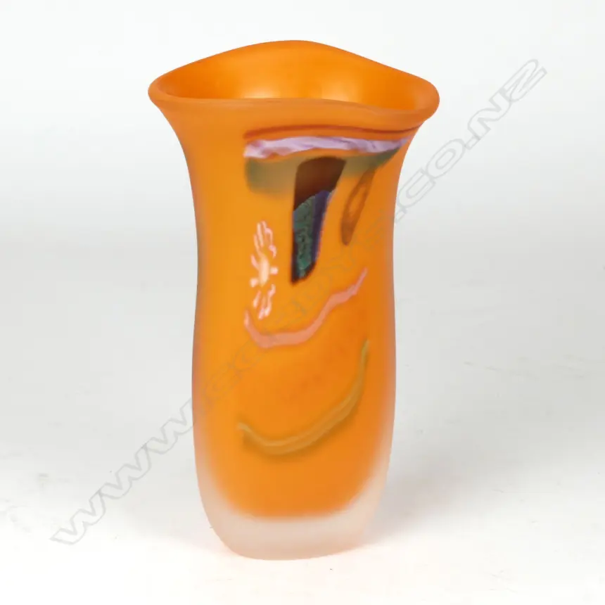 A Peter Viesnik glass vase Image 1++