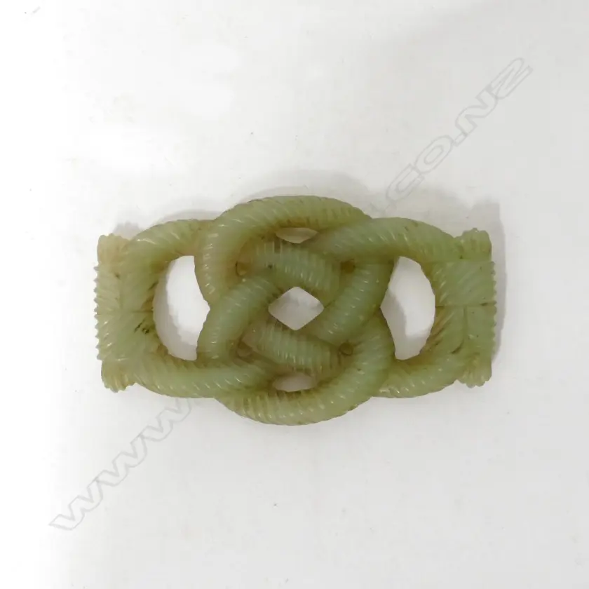 A Chinese carved jade costume piece Image 1++