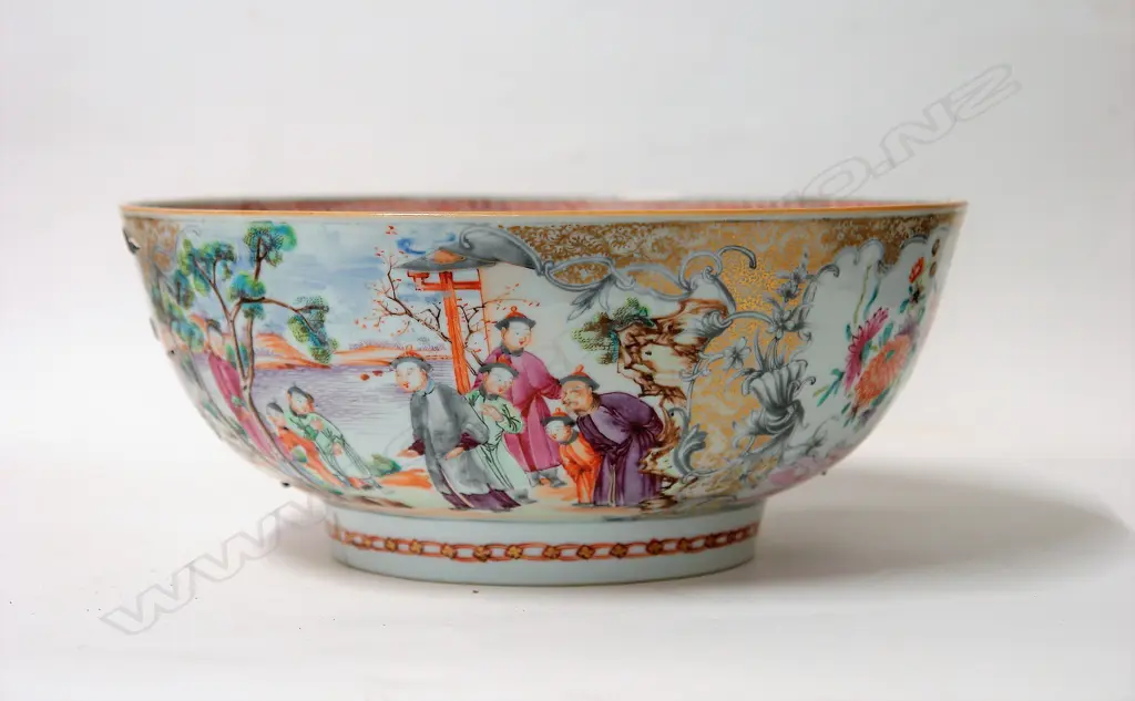 An 18thC Chinese export famille rose bowl Image 1++
