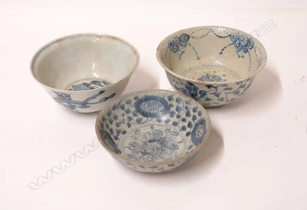 Three Chinese porcelain bowls Image 1++
