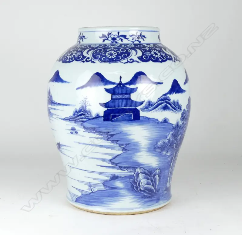 A massive Chinese porcelain jar Image 1++