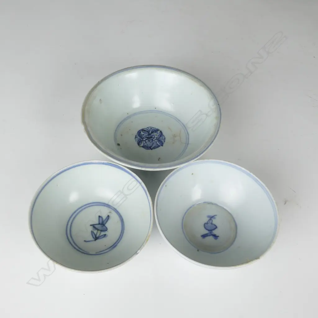 Three provincial Ming blue and white bowls Image 1++