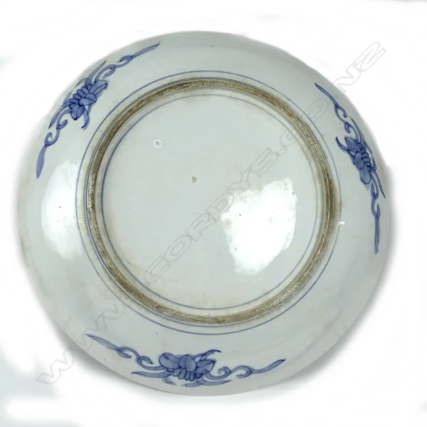 A large Japanese Imari porcelain charger Image 1++