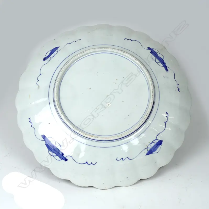 A large Japanese Imari circular charger Image 1++