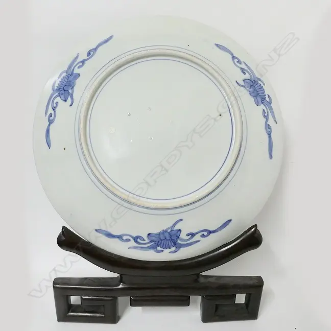 A large Japanese Imari porcelain charger Image 1++