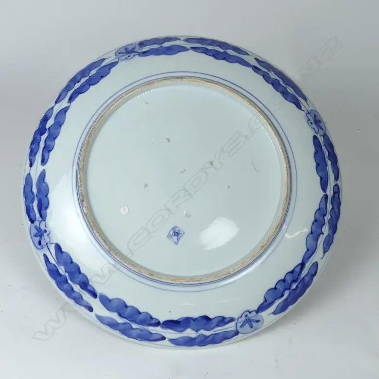 A large Japanese blue and white Arita porcelain charger Image 1++