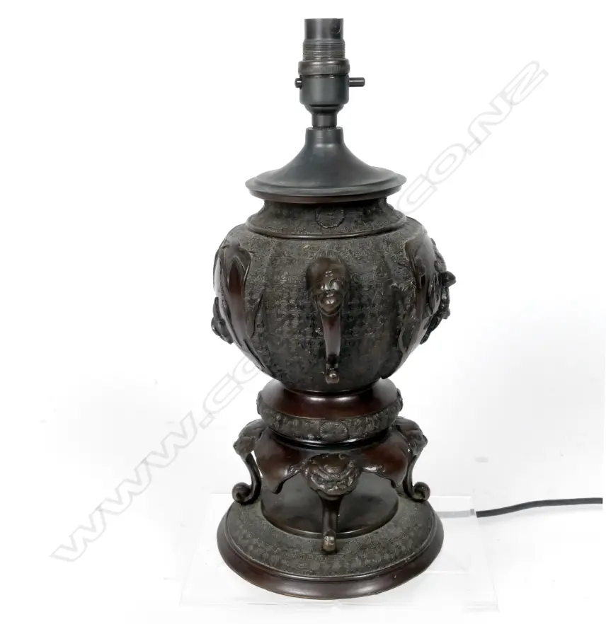 A Japanese bronze vase based table lamp Image 1++