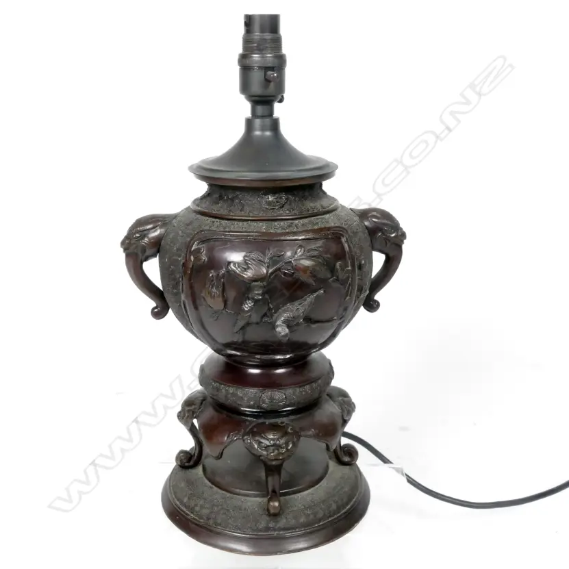 A Japanese bronze vase based table lamp Image 1++